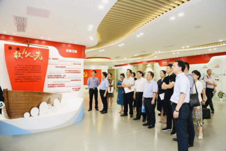 參觀考察立白集團黨建展廳