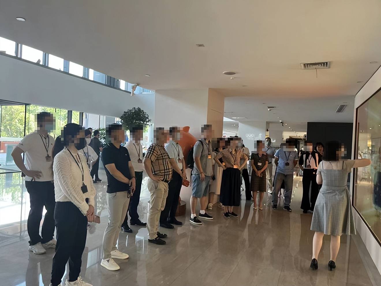 参观阿里发展历程文化墙