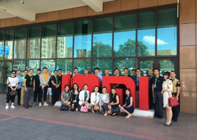 小米考察合影