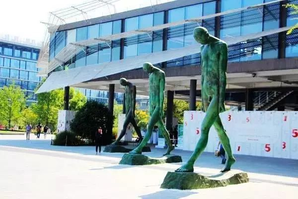 阿里考察参观考察阿里巴巴总部标志性雕塑很黄很暴力探秘阿里文化