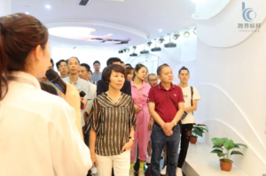 参观波司登展厅